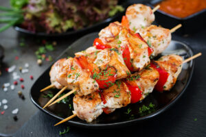 Lire la suite à propos de l’article Chicken skewers with slices of sweet peppers and dill