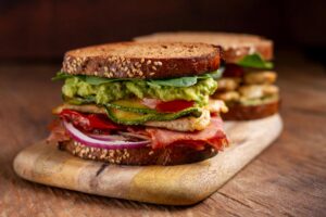 Lire la suite à propos de l’article Front view sweet pancakes tower arrangement