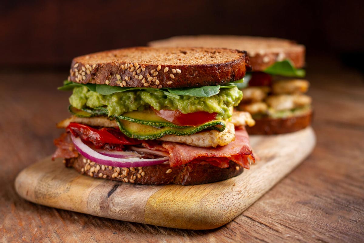 Lire la suite à propos de l’article Front view sweet pancakes tower arrangement